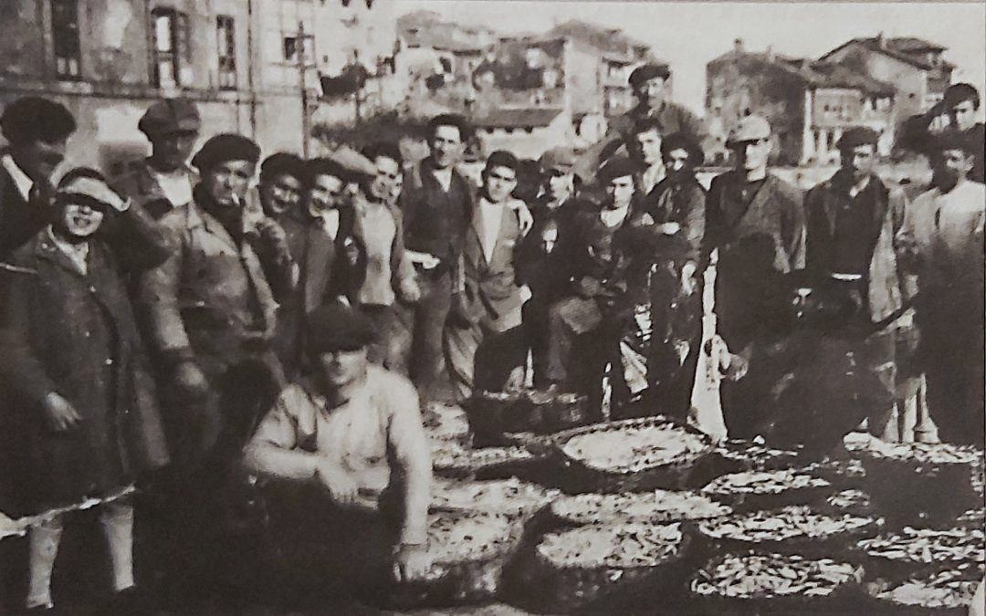 CUANDO SE SUBASTABA  EL PESCADO SOBRE EL MUELLE