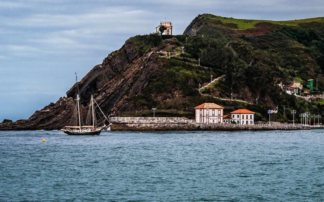 LA FLOTA LLANISCA ACOMPAÑÓ A LA VIRGEN DE GUÍA DE RIBADESELLA