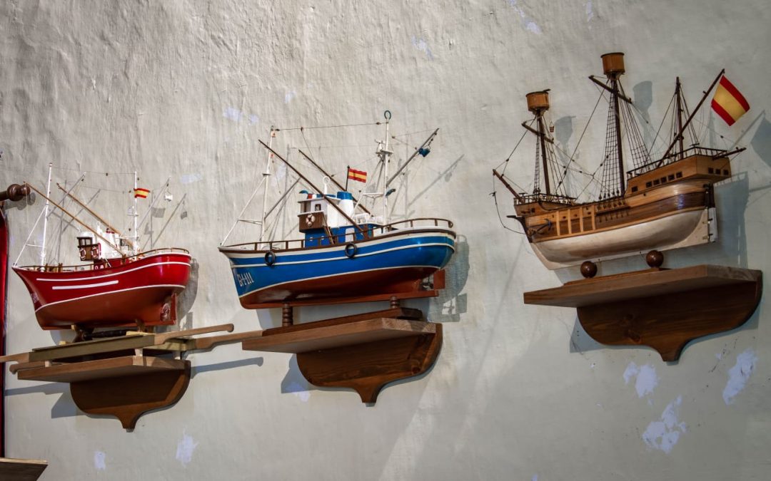EX-VOTOS EN LA CAPILLA DE LOS MARINEROS DE LLANES