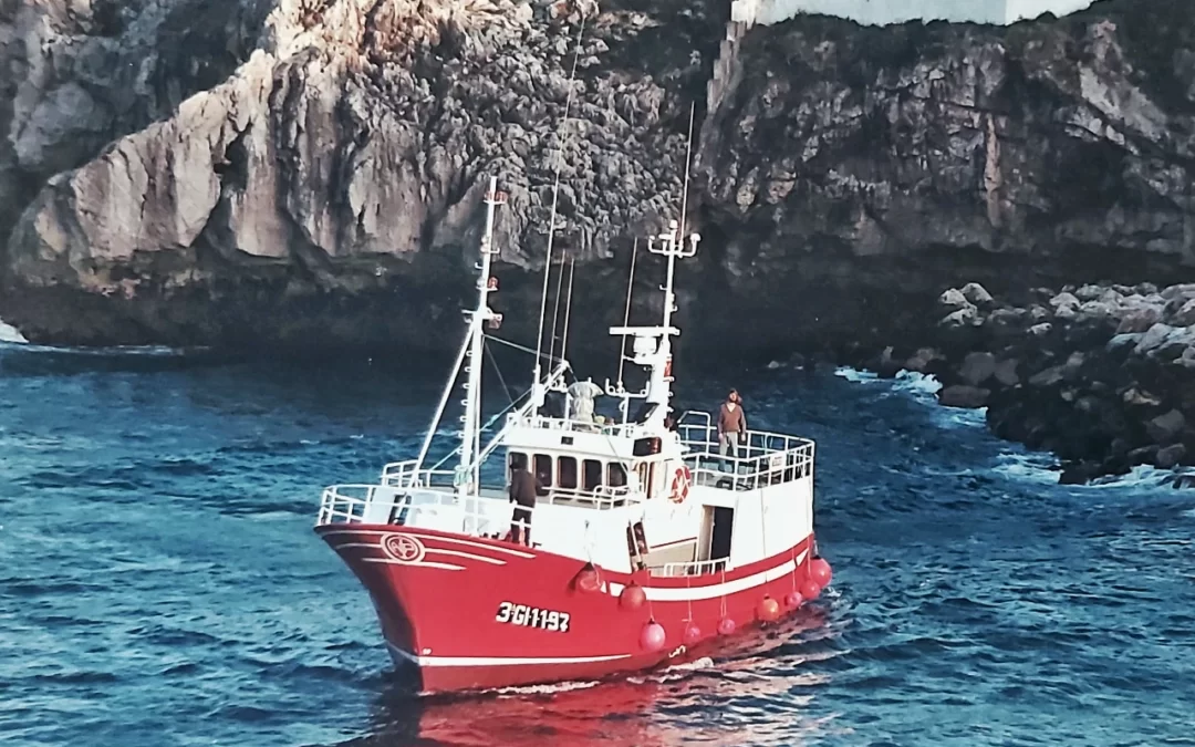 LA LANCHA “ALFONSO JUAN” LLEGA AL PUERTO DE LLANES | AÑO 1997