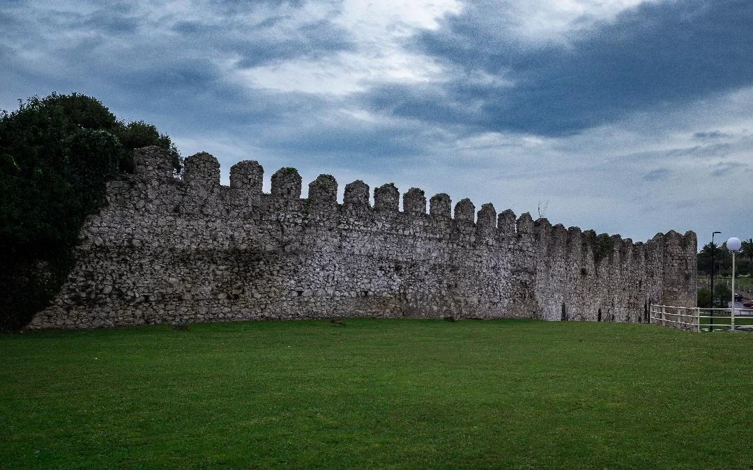 ¿SABÍAS CUÁNDO SE CONCLUYÓ LA MURALLA DE LLANES Y CÓMO SE FINANCIÓ?