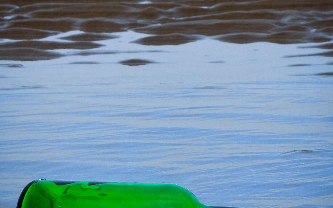 ¿POR QUÉ  SE SIGUEN LANZANDO MENSAJES EN BOTELLAS AL MAR?