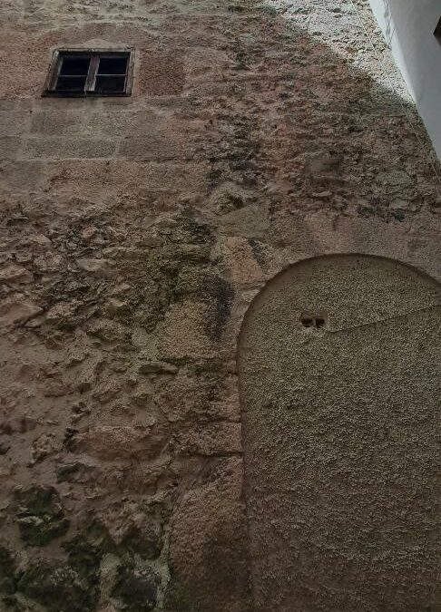 EN EL MUELLE DE LAS BARQUERAS, UNA FACHADA MEDIEVAL