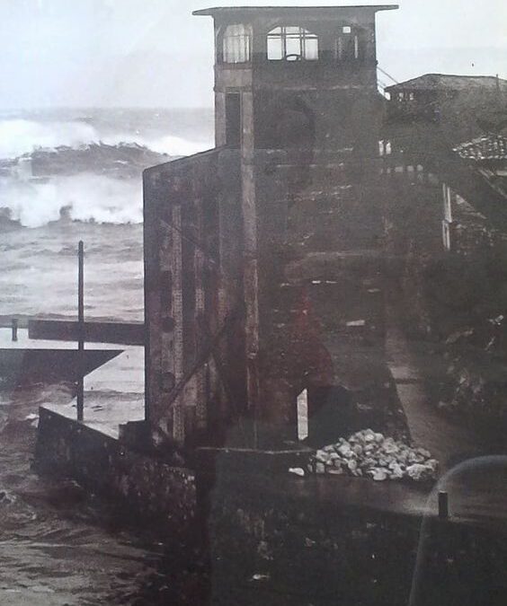 ¿SABÍAIS QUE SE CONJETURÓ CON QUE EL INGENIERO QUE CONSTRUYÓ LA PRIMERA COMPUERTA DE NUESTRO PUERTO HABÍA SIDO ESPÍA?