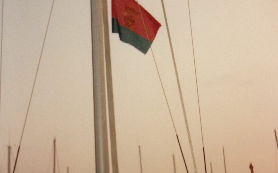 HACIENDO PATRIA (LA BANDERA DE LLANES NAVEGA POR EL MEDITERRÁNEO)