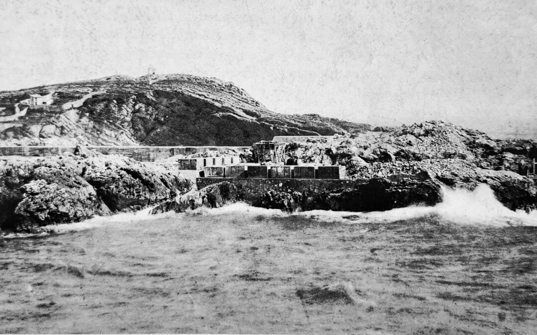 AÑO 1898, CONSTRUYENDO BLOQUES PARA EL PUERTO
