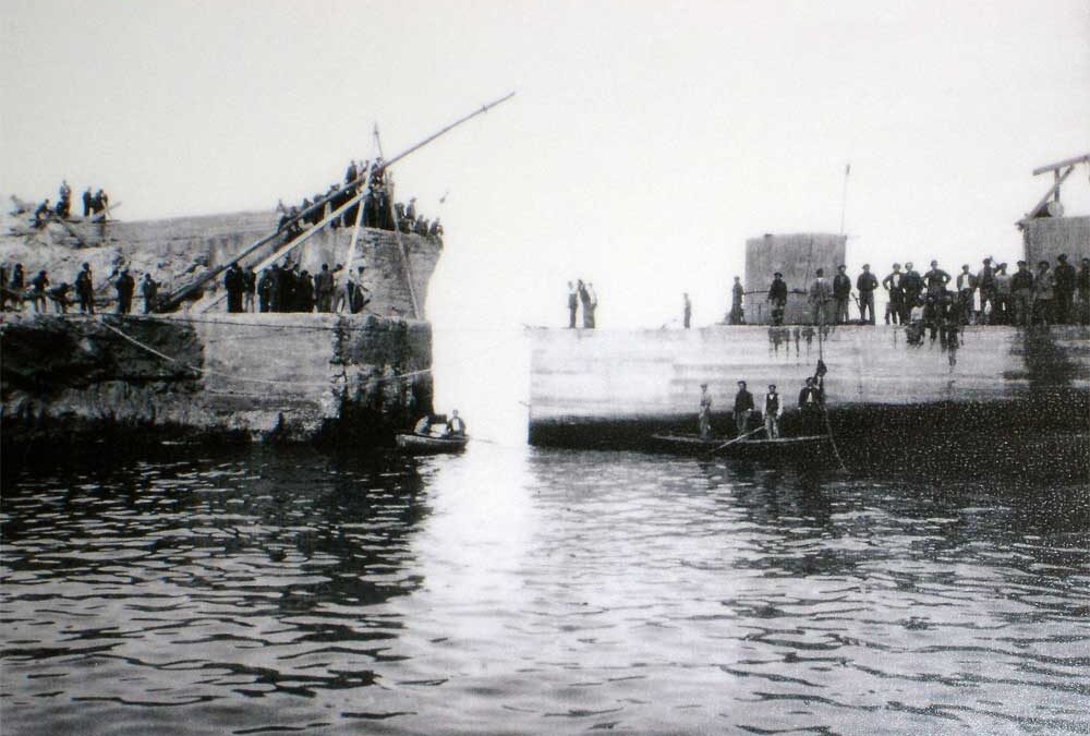 AÑO 1900 , UN BUZO EN GRAVE PELIGRO
