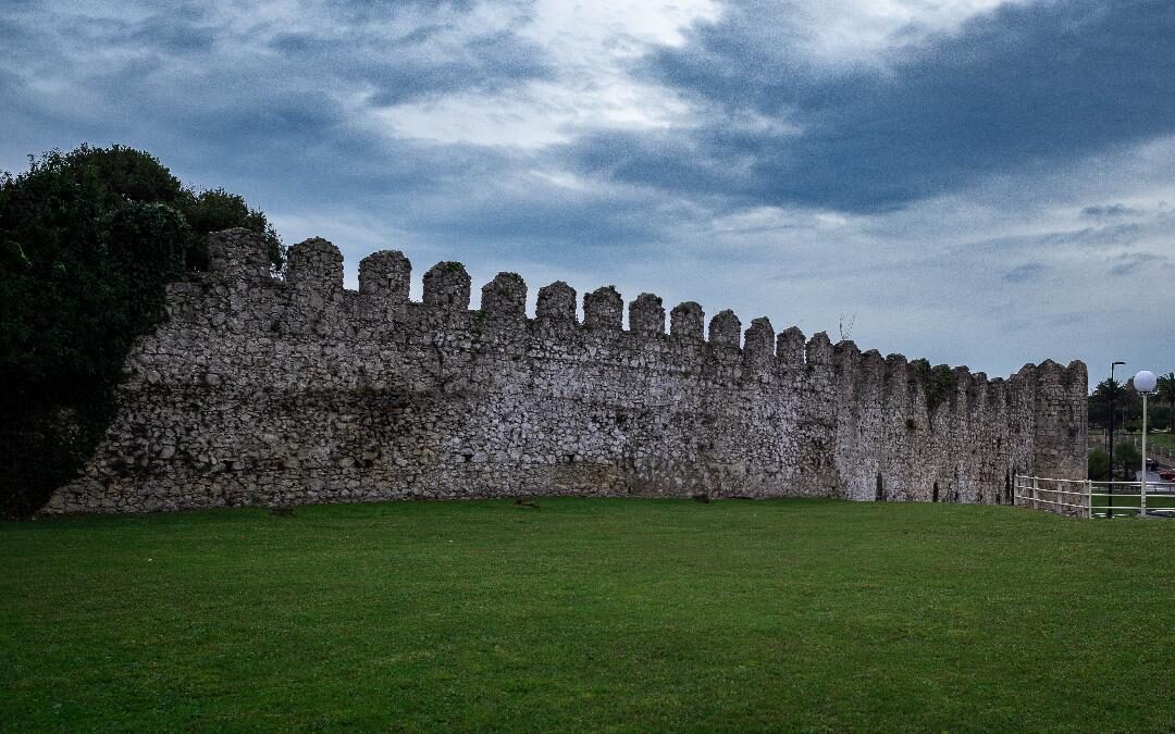 ¿SABÍAIS QUÉ LA MURALLA DE LLANES CONSTITUYE UN CASO ÚNICO EN ASTURIAS?
