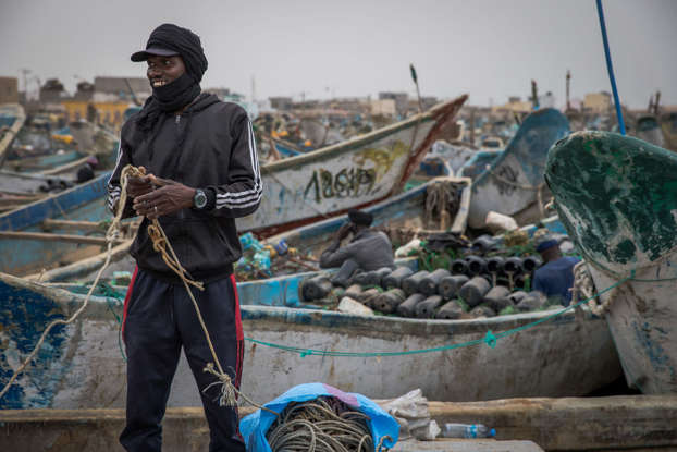 Foto (2) Pescador de pulpo en el puerto de Nuadibú, (Mauritania, en agosto de 2023)