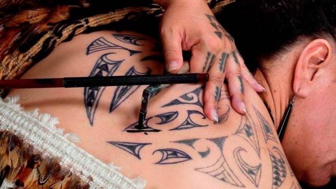 Foto (1) Acción de grabado de un tatuaje polinesio