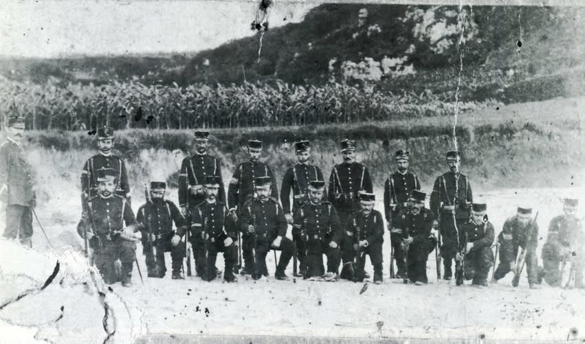 Foto (1) Los carabineros de Llanes, en perfecta formación, tras hacer sus prácticas de tiro en la playa de Toró (1916)