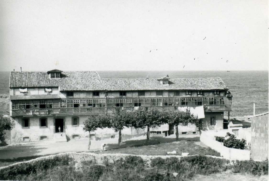 Foto (3) La actual 'Casa de los pescadores' en el barrio de La Moria'.(1950)