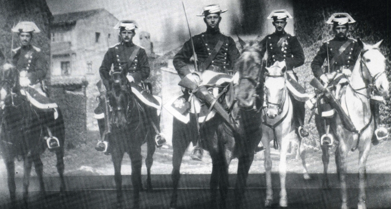 Foto (3)  Miembros a caballo de la Benemérita, en uniforme de gala, posiblemente para participar en algún importante evento de la Villa. (1912)