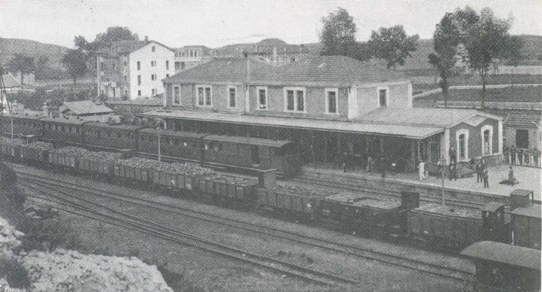Estación de Llanes con un tren de pasajeros y un carbonero. (1920)