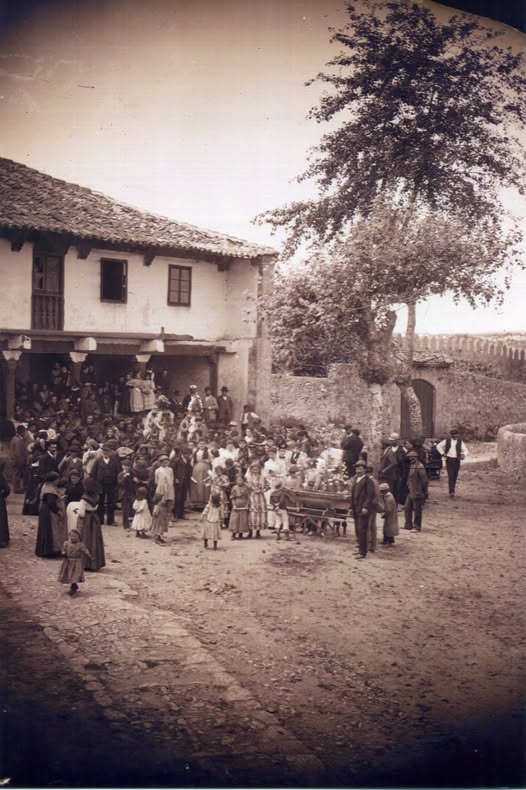 Procesión en honor Santa Ana, con las antiguas andas ante la puerta de su Capilla en la plazoleta de su nombre (c. 1900)