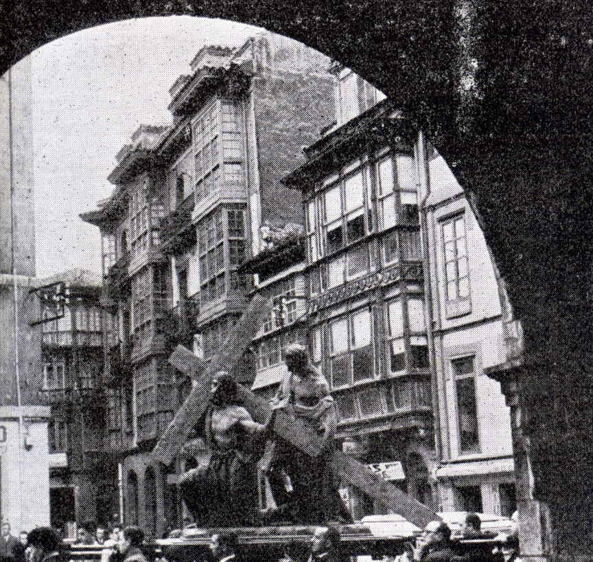 Semana Santa. Paso de 'El Cirineo' en la procesión del Viernes Santo, ante la plaza Mayor (hoy de Parres Sobrino) (1970)
