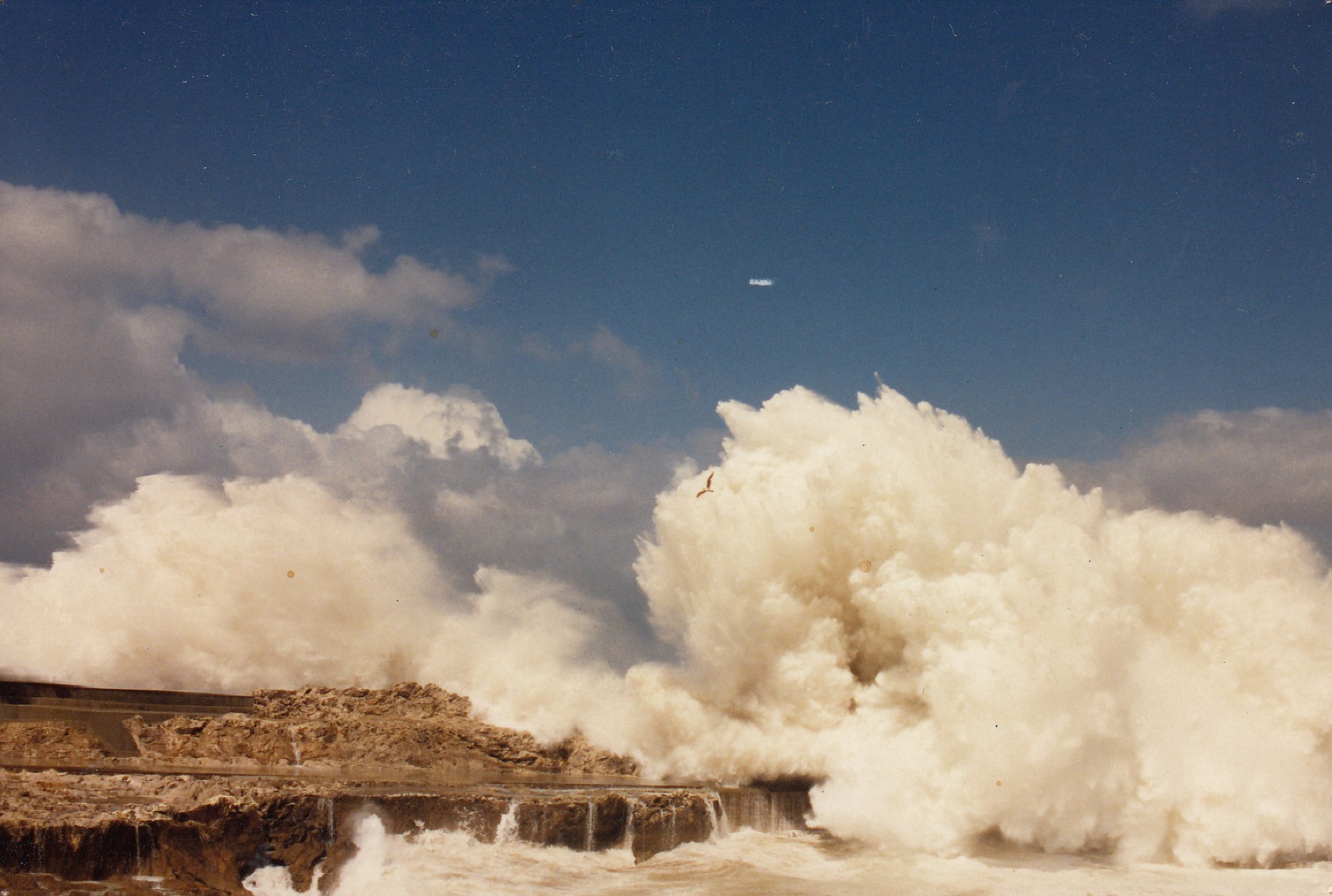 Ya salto La Barra, como quien no quiere la cosa. Foto de José Muñoz (16 de Abril de 1989)