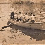 'Ntra. Sra. de las Lindes' de Emilio Sobrino Mier ('el Saritu') (Circa 1955). En la fotografía, a la “espadilla” o “remo patrón”, Luis Fernández Trespalacios (“el Parajelu”), a “la boga” por babor Francisco Herrero Melijosa (“Tisto”), a la doble boga por ambas bandas, Alfonso Díaz Cué (“Negrín”) y Francisco José Meré González (“tiu Pepe), a la boga por estribor. (c. 1955).