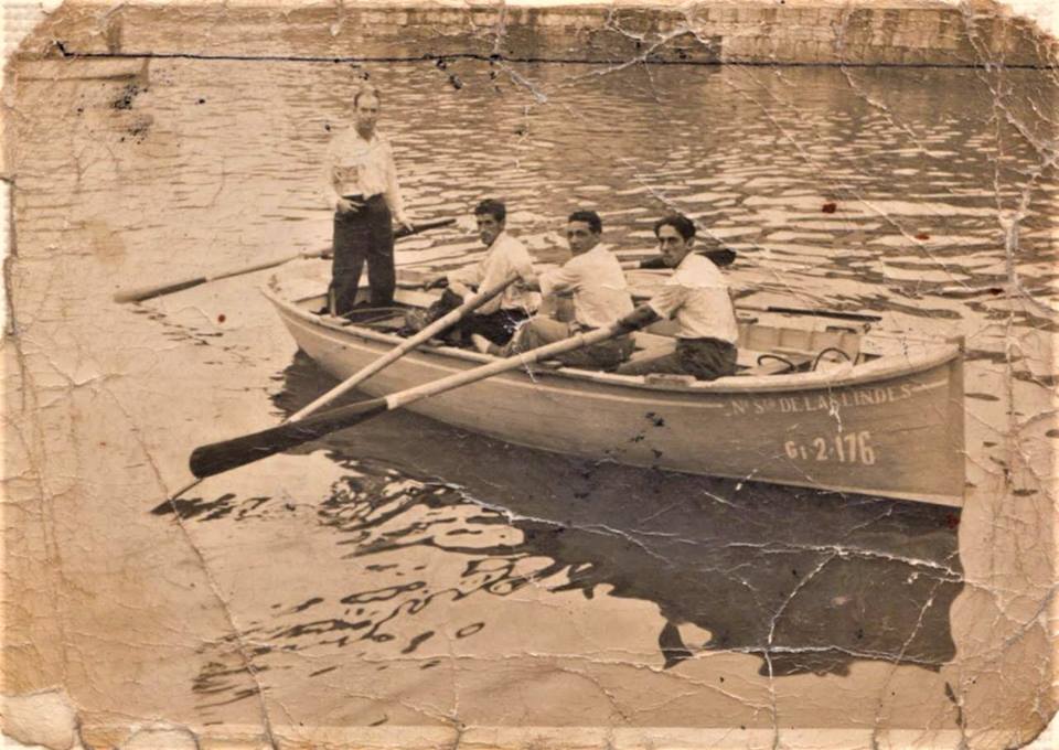 'Ntra. Sra. de las Lindes' de Emilio Sobrino Mier ('el Saritu') (Circa 1955). En la fotografía, a la “espadilla” o “remo patrón”, Luis Fernández Trespalacios (“el Parajelu”), a “la boga” por babor Francisco Herrero Melijosa (“Tisto”), a la doble boga por ambas bandas, Alfonso Díaz Cué (“Negrín”) y Francisco José Meré González (“tiu Pepe), a la boga por estribor. (c. 1955).