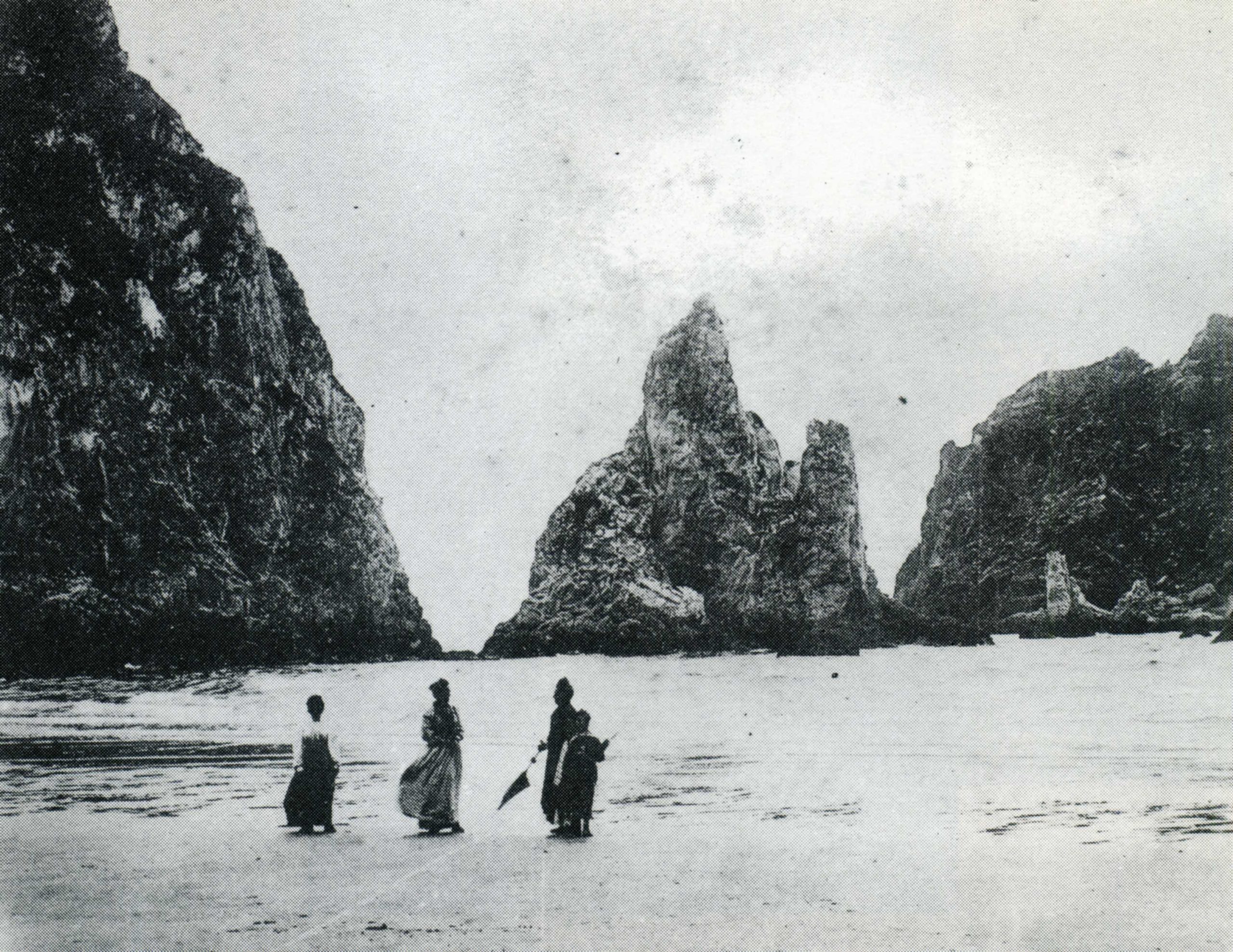 Curiosa foto de un paseo a bajama. Al fonde el 'Castron de Santiuste. (c. 1920)